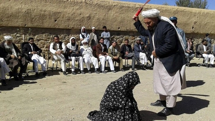 Afganistan'da kadınların tanımadıkları erkeğe bakmasını yasakladılar