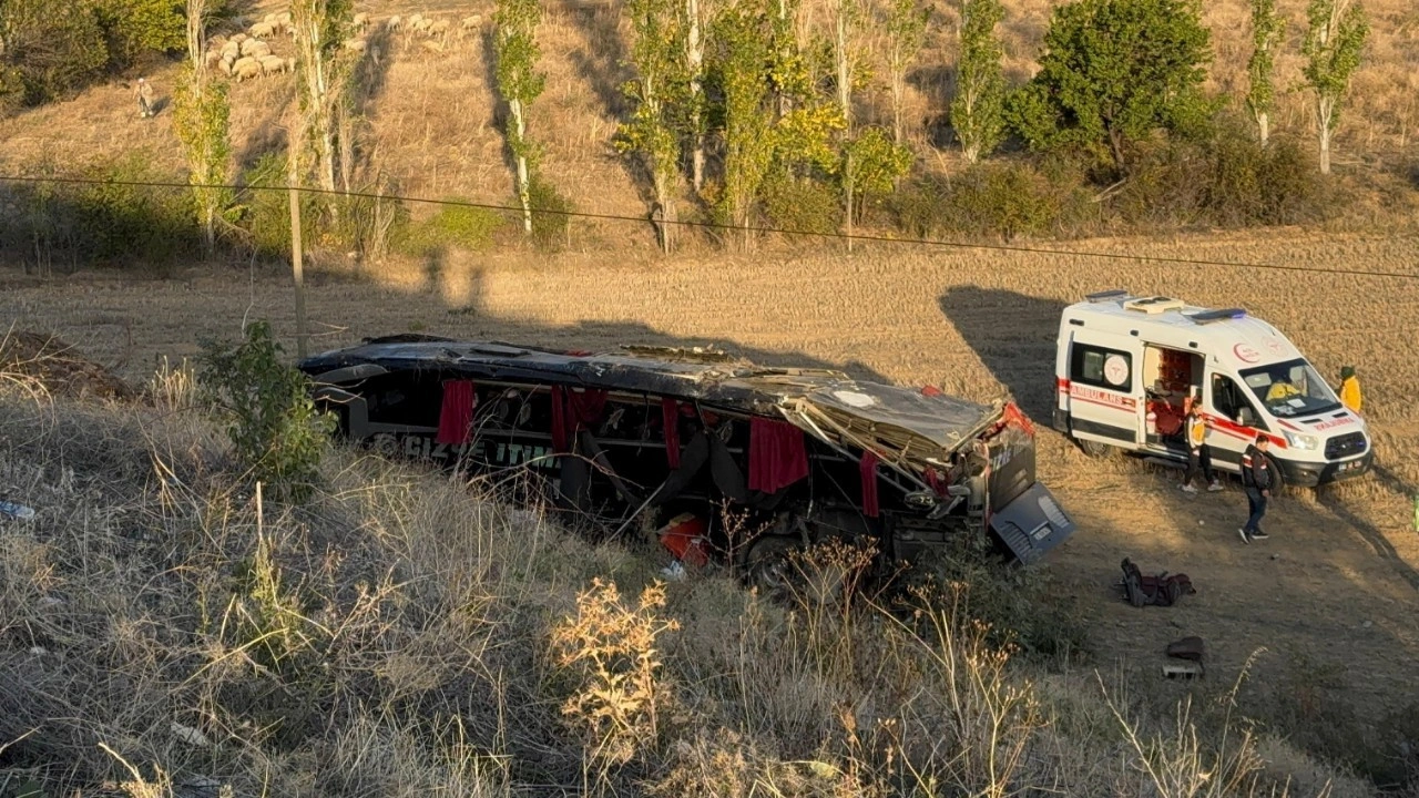 Afyonkarahisar'da yolcu otobüsü devrildi: 21 yaralı