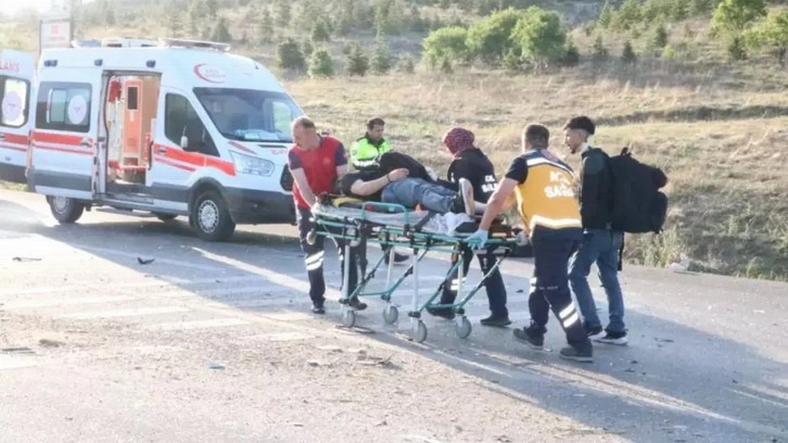 Afyonkarahisar'da yolcu otobüsüyle kamyonet çarpıştı: 17 yaralı