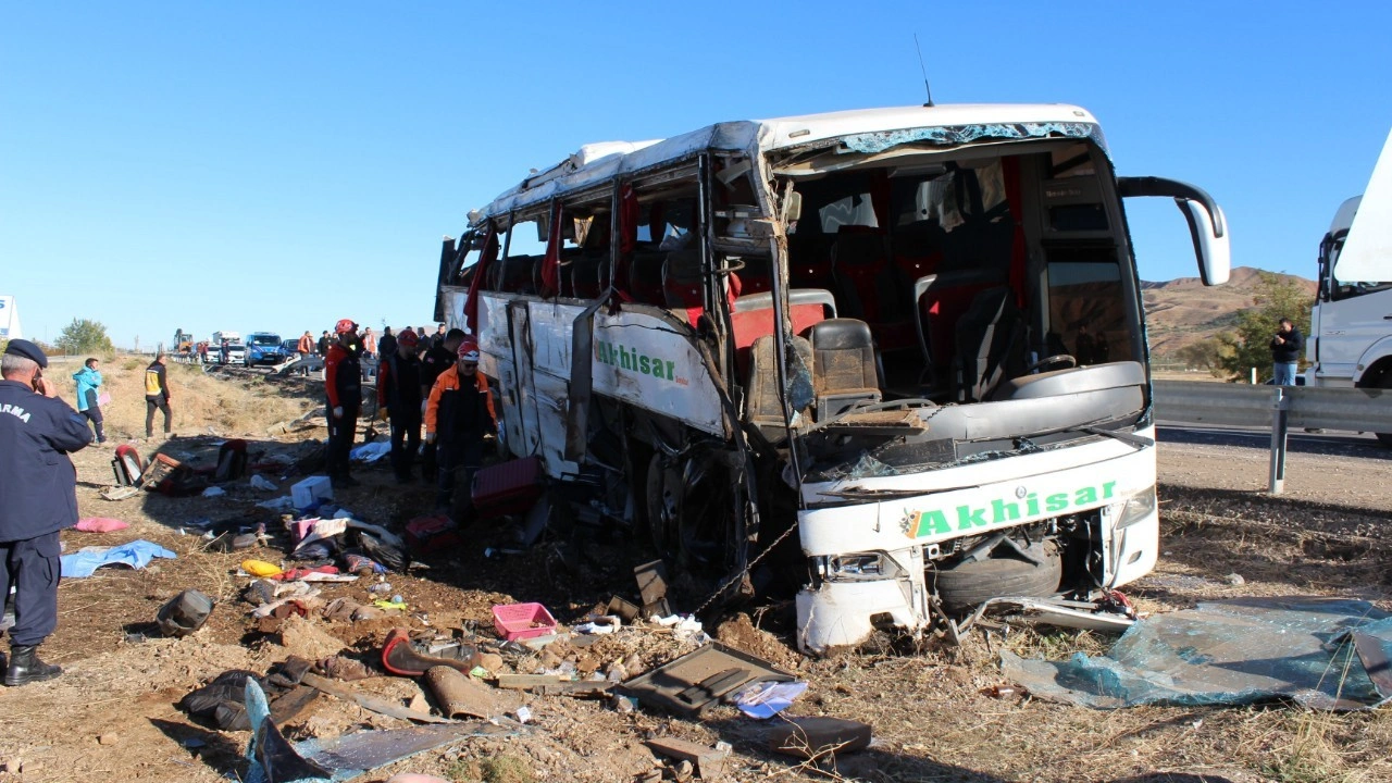 Aksaray'da tur otobüsünün devrildiği kazada 19 kişi, taburcu oldu