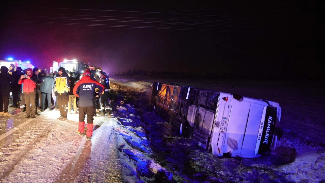 Aksaray'da yolcu otobüsü devrildi: 20 yaralı