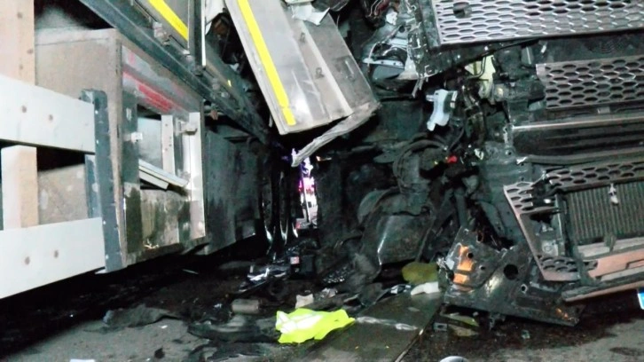 Alkollü TIR şoförü park halindeki 2 TIR'a çarptı: 1 yaralı