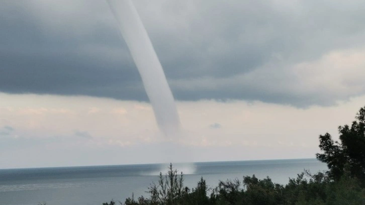 Antalya'da korkutan hortum görüntüsü. Anbean kaydedildi