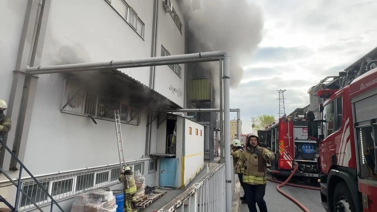 Avcılar'da iş hanında yangın: 2 kişi hastaneye kaldırıldı