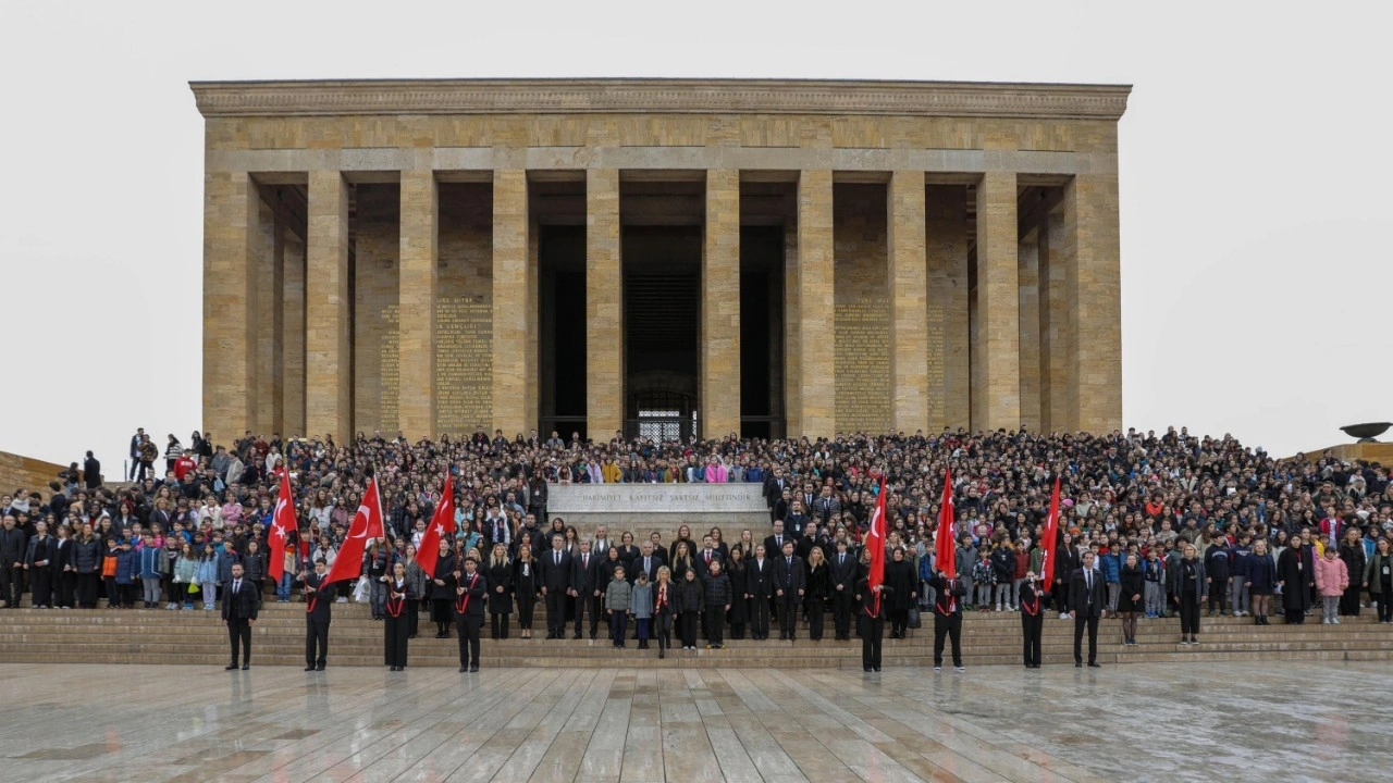 Bahçeşehir Koleji'nden '24 Kasım' öncesi Anıtkabir'e ziyaret