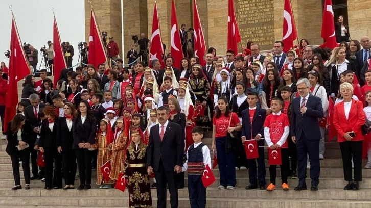 Bakan Tekin, öğrencilerle Anıtkabir'i ziyaret etti