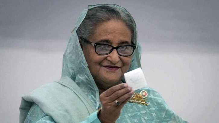 Bangladeş'te Başbakan Hasina istifa edip ülkeden ayrıldı!