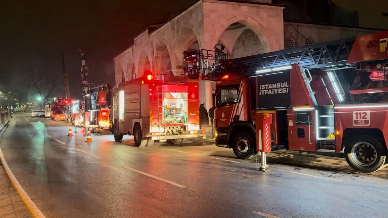 Beyoğlu Molla Çelebi Camii'nde yangın çıktı