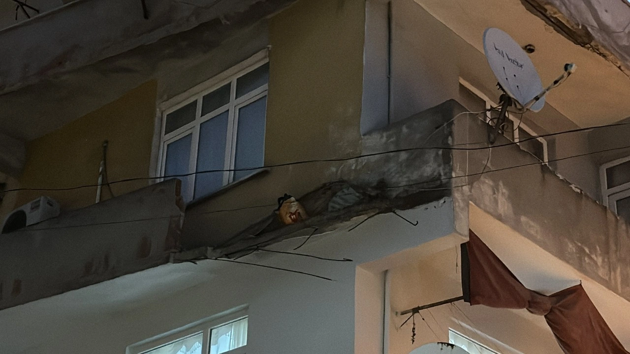 Beyoğlu'nda balkon duvarı yola çöktü: Ölümden saniyelerle kurtuldu!