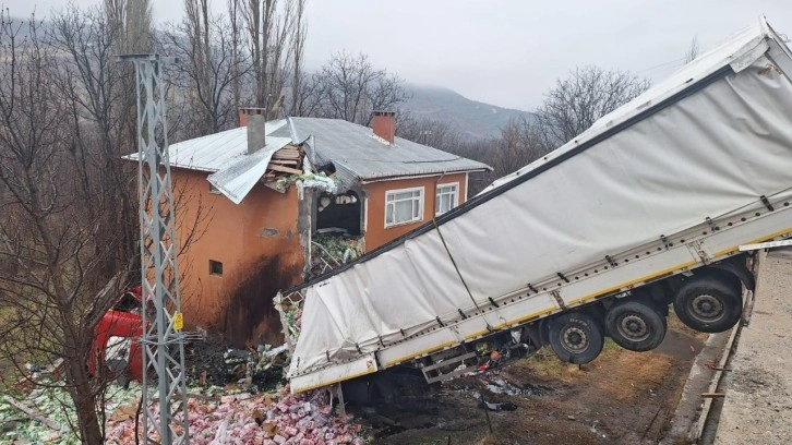 Bir buçuk ay arayla ikinci kaza. Sivas'ta o evin üzerine bu kez de TIR uçtu