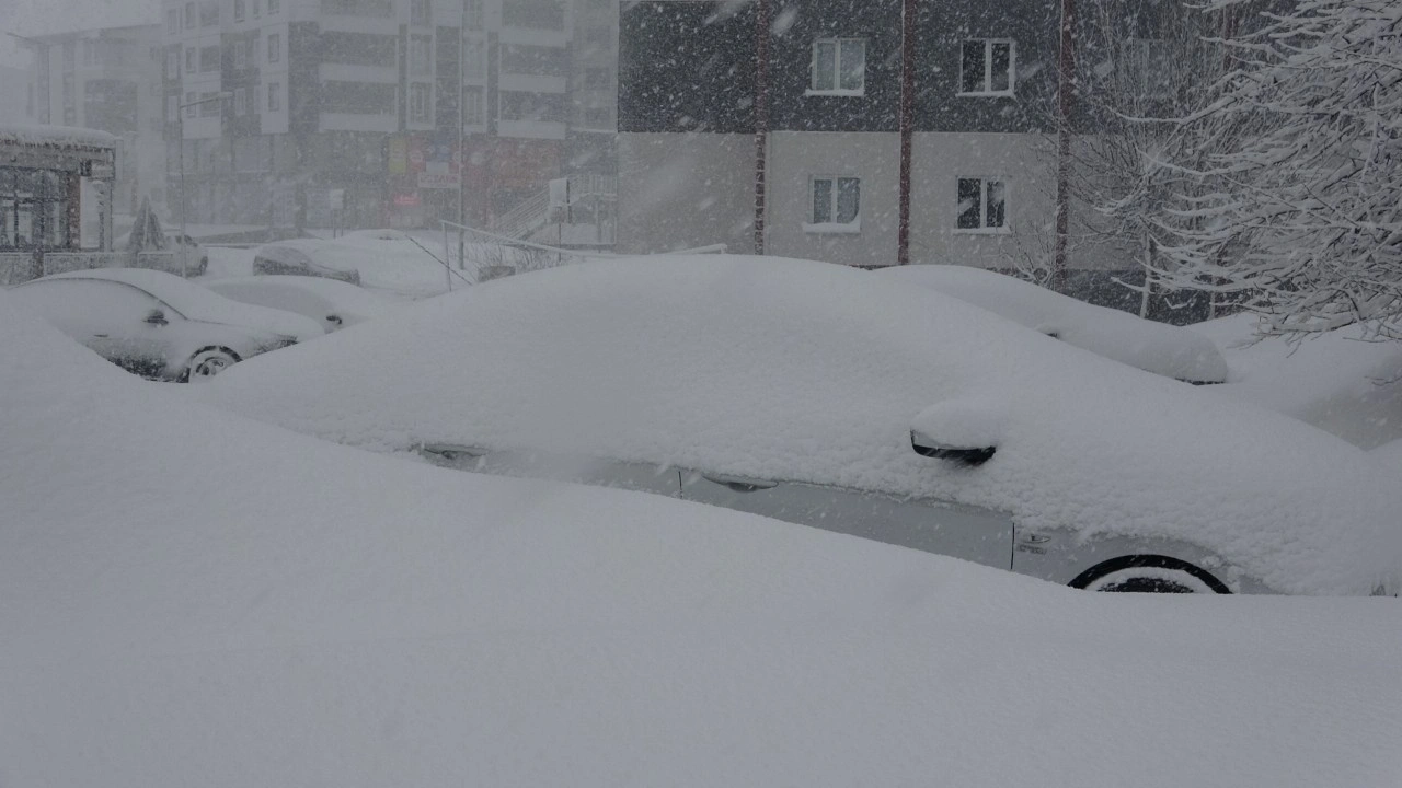 Bitlis'te kar kalınlığı yüksek kesimlerde 70 santime ulaştı