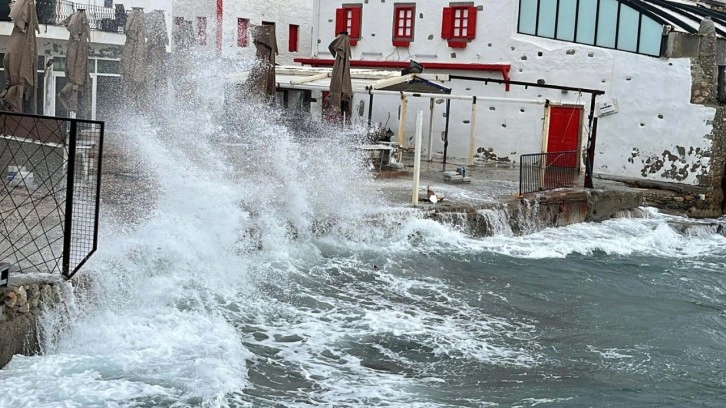 Bodrum'da kuvvetli fırtına; dalgaların boyu 3 metreyi aştı!