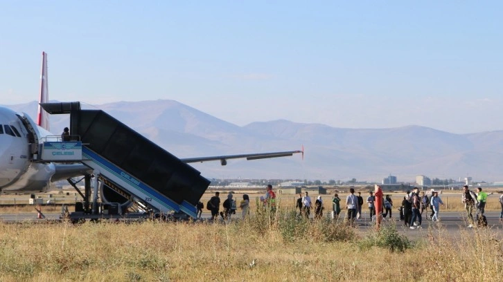 Bomba ihbarı asılsız çıkan Hindistan uçağındaki yolcular, kalkış saatini bekliyor