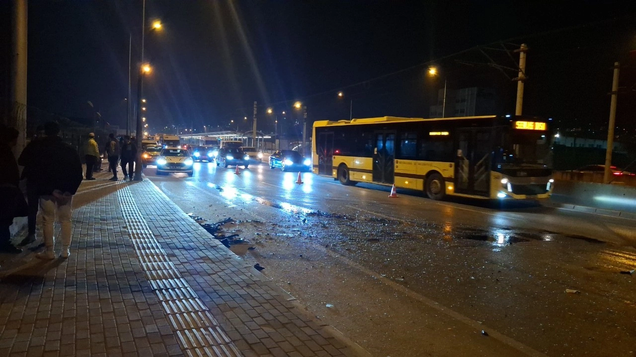 Bursa'da otomobil, halk otobüsüne çarptı: 10 yolcu yaralandı