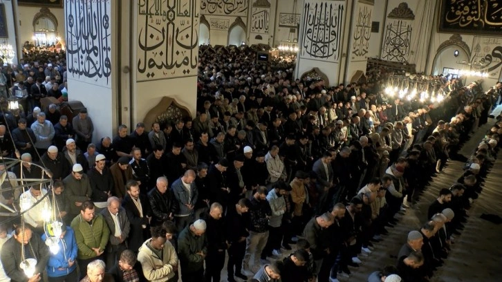 Bursa'da vatandaşlar, bayram namazı için Ulu Cami'ye akın etti