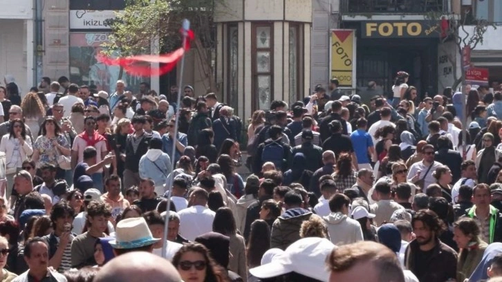 Büyükada'da bayram yoğunluğu! Adım atacak yer kalmadı