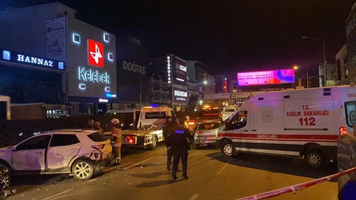 Cadde üzerine kaza raporu hazırlayanlara otomobil çarptı: 2 ölü, 7 yaralı