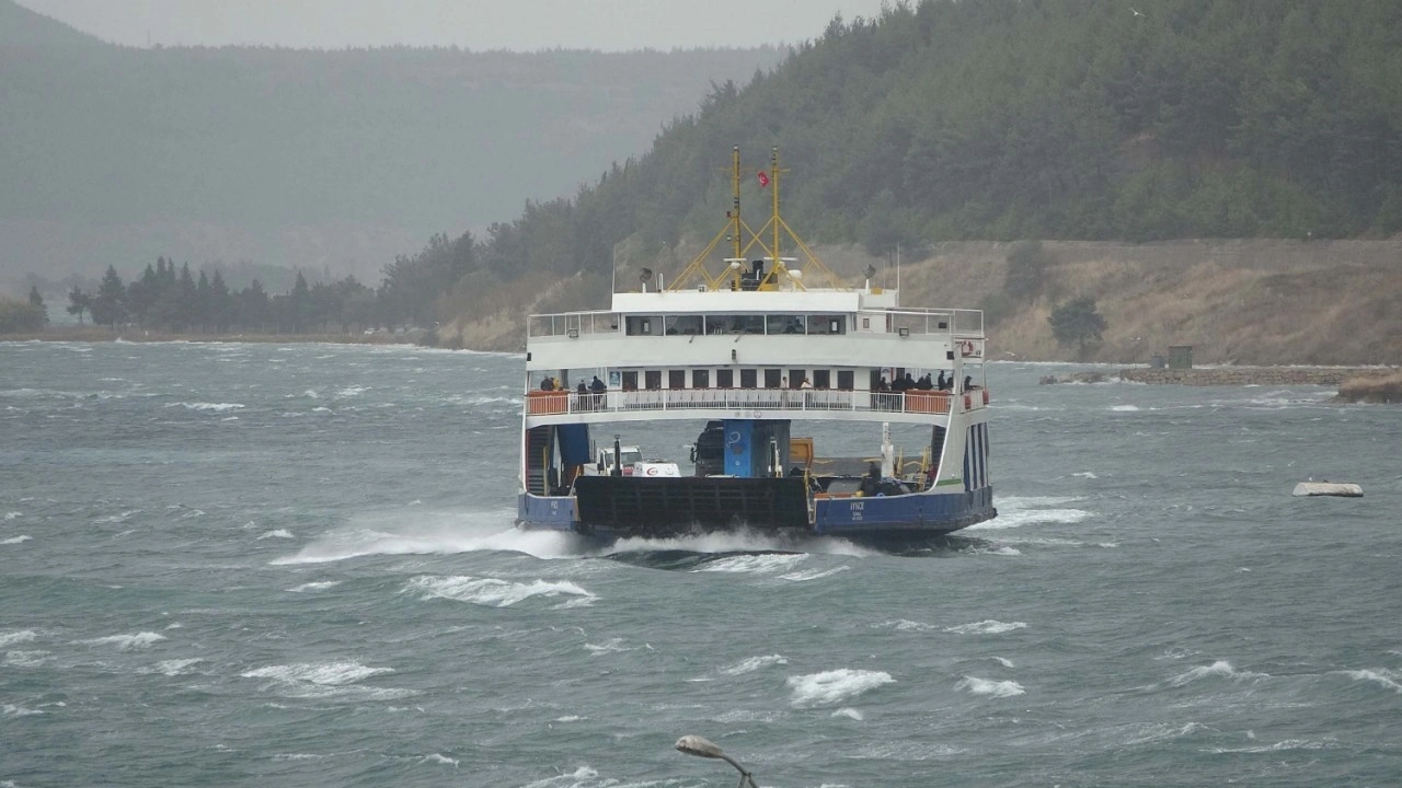 Çanakkale'de feribot seferlerine 'lodos' engeli