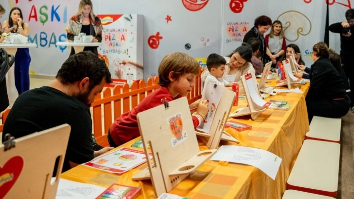 Çocuklar, 'SuperFresh Pizza Şefleri Atölyesi'nde kendi pizzalarını hazırladı