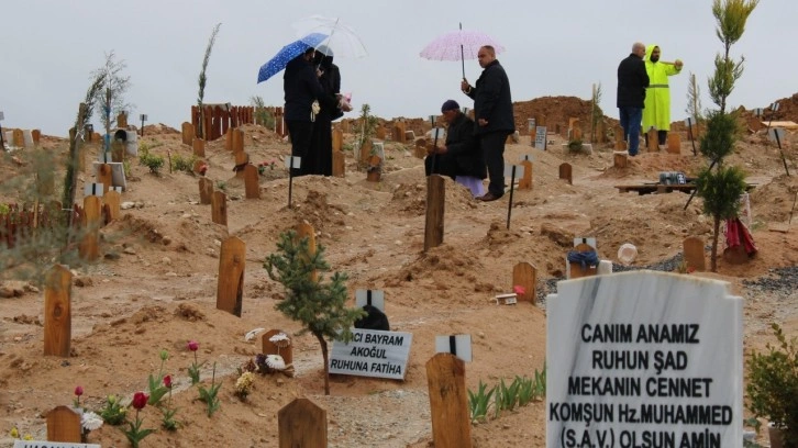 Deprem mezarlıklarında duygu dolu bayram ziyareti