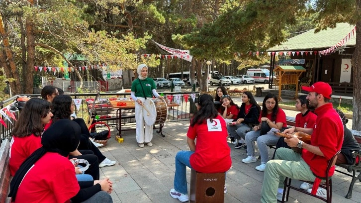 Depremzede öğrenciler Kızılay’ın Çamkoru Kampı’nda buluştu