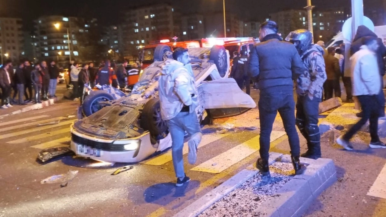 Diyarbakır'da önündeki araca çarpan otomobil, takla attı: 4 yaralı