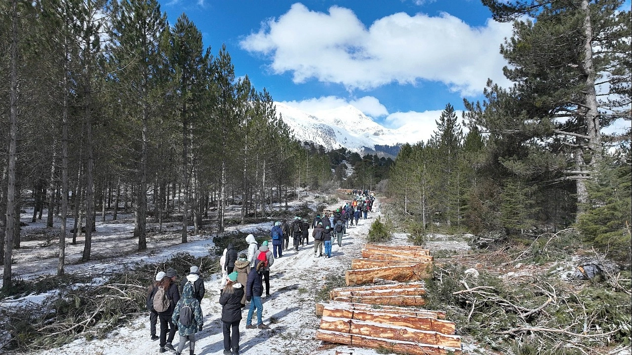 Doktorlar, 'glokom' hastalığına dikkat çekmek için karda 7 kilometre yürüdü