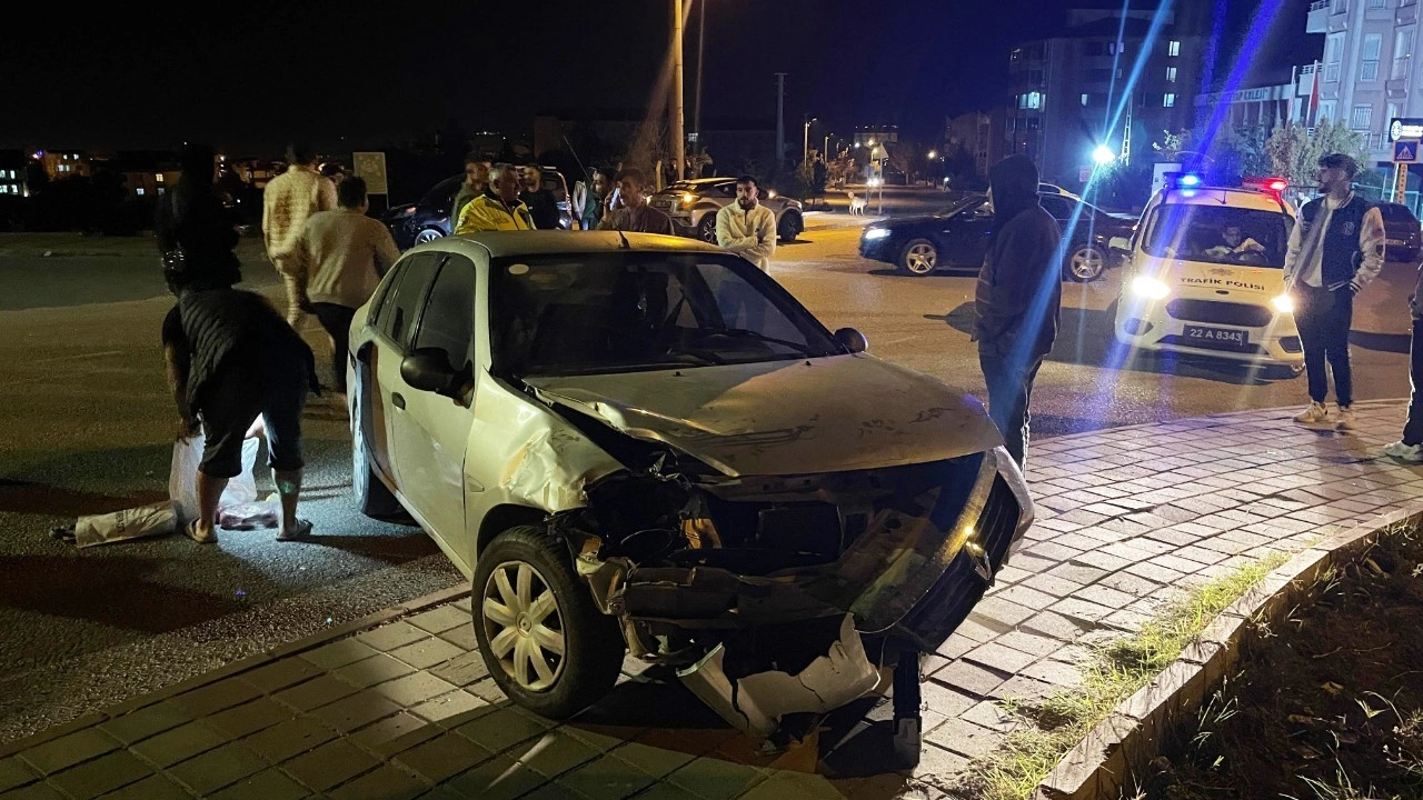 Edirne’de otomobille hafif ticari araç çarpıştı: 3 yaralı