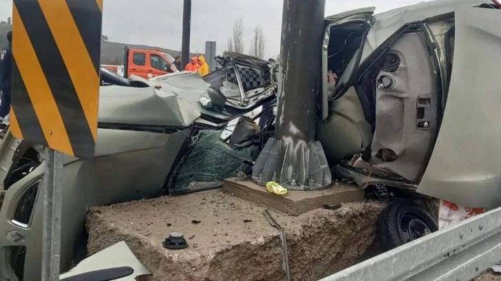 Elektrik direğine çarpan otomobilin sürücüsü öldü