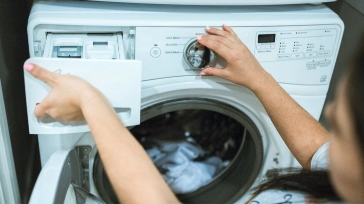 Elektrik faturasını yarı yarıya düşürüyor: Çamaşır makinesinin içine azıcık ilave etmeniz yeterli
