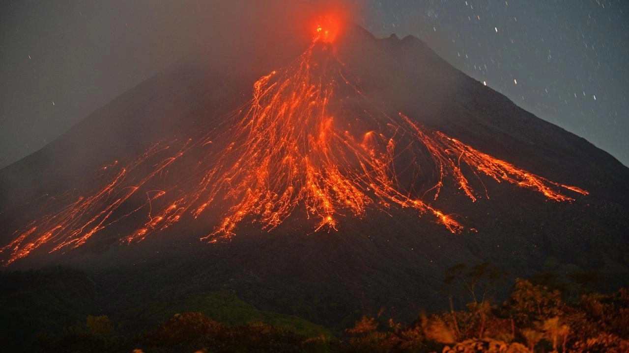 Endonezya, Merapi Yanardağı'nın patlaması üzerine alarma geçti