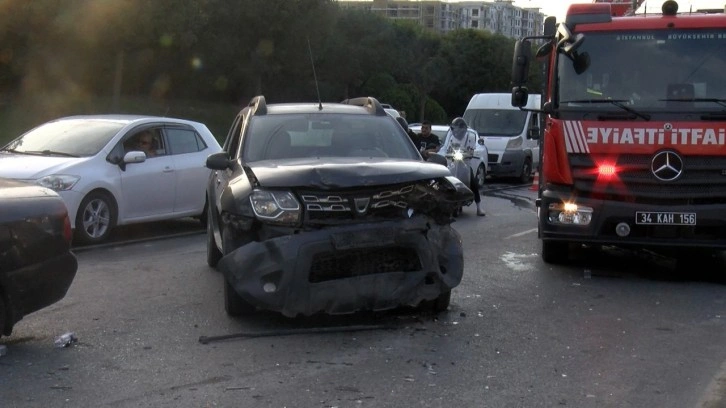 Esenler'de iki otomobilin karıştığı kazada 3 kişi yaralandı