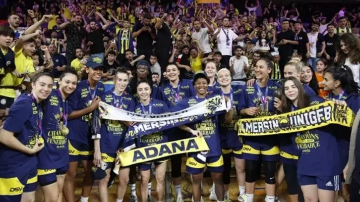 EuroLeague şampiyonu Fenerbahçe kupasını aldı