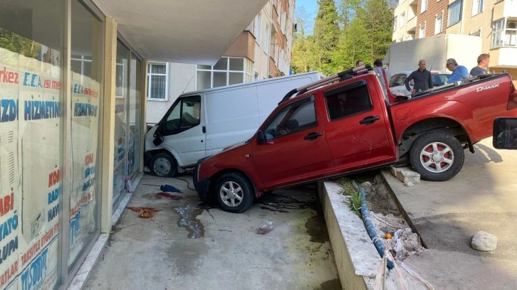 Freni boşalan minibüs park halindeki kamyonete çarptı: 2 yaralı!