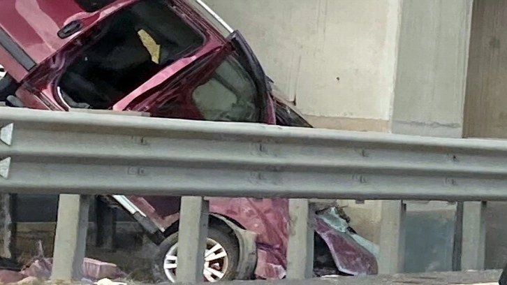 Hafif ticari araç köprü ayağına çarptı: 3 ölü, 2 yaralı