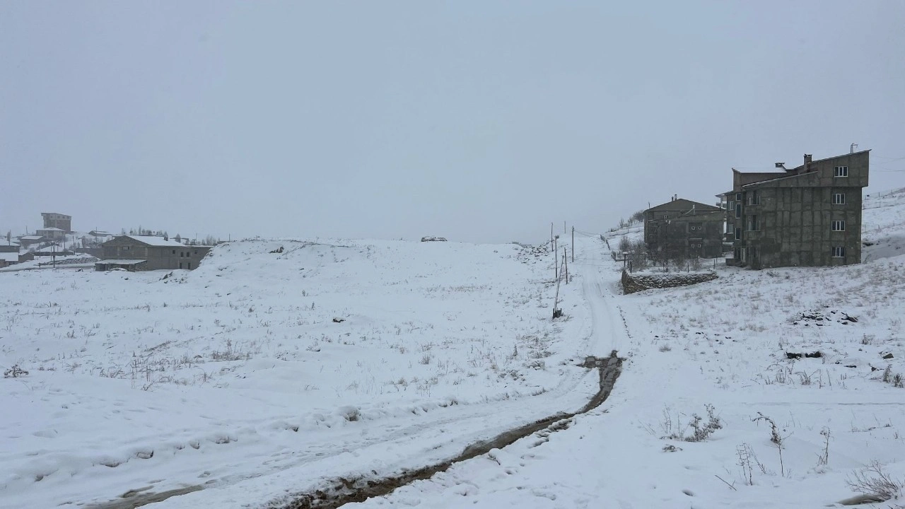 Hakkari'de 82 yerleşim yeri kar nedeniyle ulaşıma kapandı