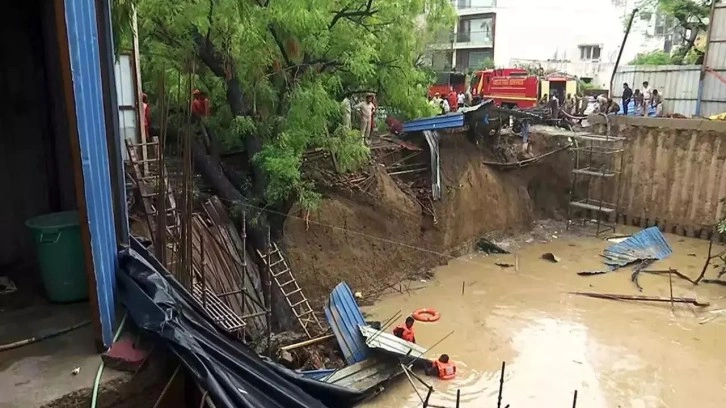 Hindistan'da şiddetli yağış nedeniyle çöken duvarın altında kalan 11 işçi hayatını kaybetti