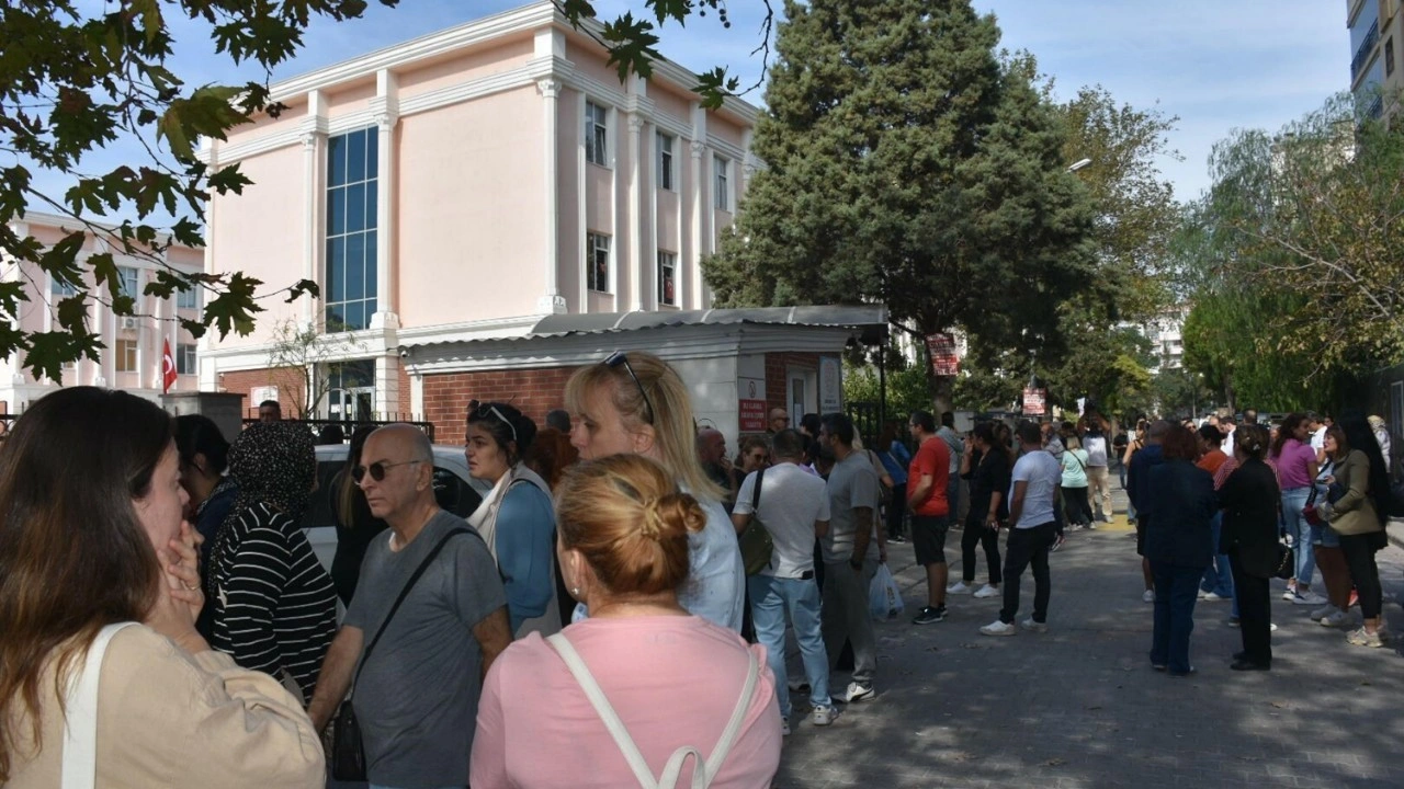 İlkokulda taciz iddiası; veliler okul önünde toplanıp, tepki gösterdi