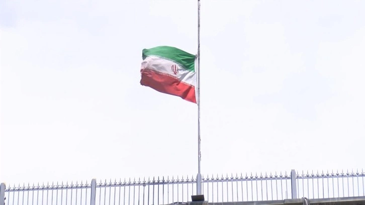 İran İstanbul Başkonsolosluğu'nda bayraklar yarıya indi