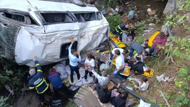 İşçileri taşıyan minibüs dereye uçtu: 1 ölü, 25 yaralı