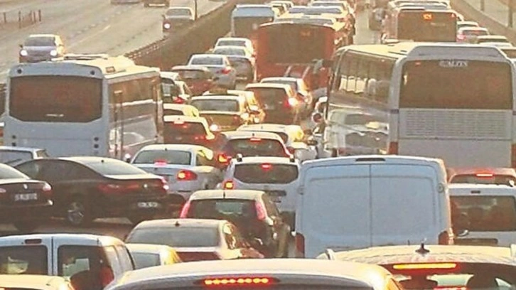 İstanbul'da yeni eğitim - öğretim yılının ilk günü trafik yoğunluğu oluştu