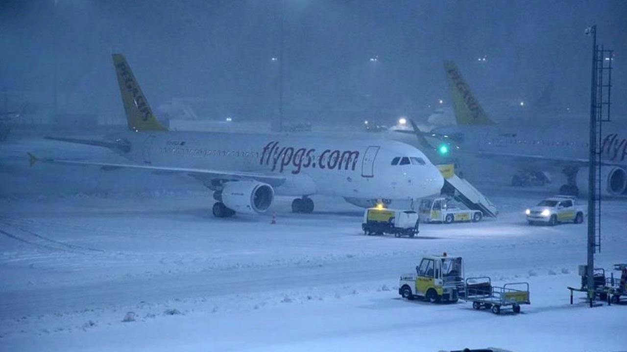 İstanbul’daki kar yağışı nedeniyle yarınki 8 uçak seferi iptal edildi