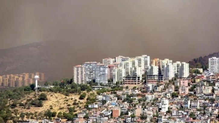 İzmir’de çıkan büyük yangını söndürme çalışmaları sürüyor