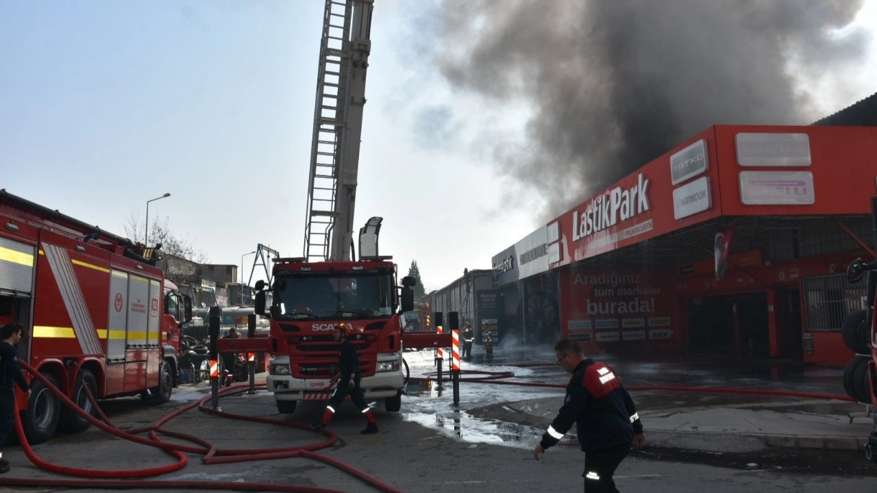 İzmir'de korkutan yangın 1,5 saatte söndürüldü