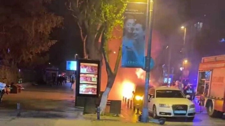 Kadıköy'de park halindeki 2 otomobil alev alev yandı