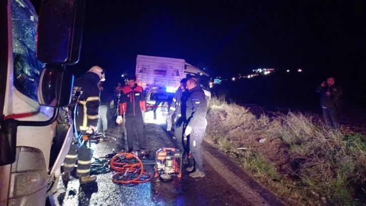 Kilis'te, TIR ile kamyonet çarpıştı: 3 yaralı