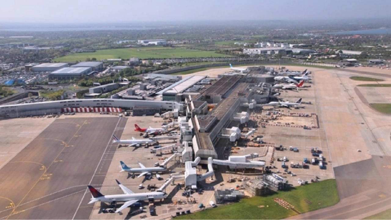 Londra Heathrow Havalimanı, elektrik kesintisi nedeniyle gece yarısına kadar kapatıldı