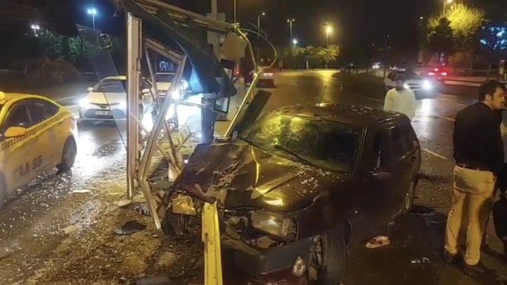 Maltepe'de, alkollü sürücünün kullandığı otomobil otobüs durağına daldı