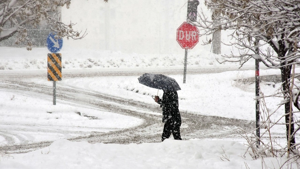 Meteoroloji'den kar alarmı! İstanbul'a kar yağışı için saat verildi