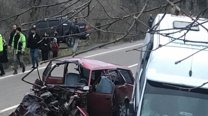 Minibüs ile otomobil kafa kafaya çarpıştı: 2 ölü, 2 yaralı